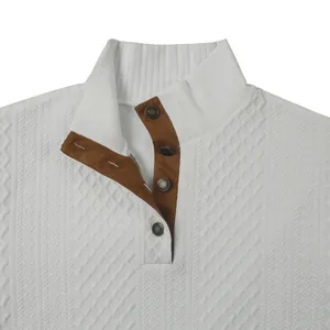 Detailopname van een witte jacquard gebreide herentrui met een bruine sluiting