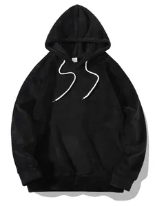 Detailopname van zwarte koraalvlies hoodie met witte trekkoorden en zachte textuur