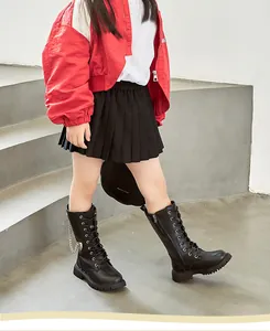 Detailansicht der stylischen schwarzen kniehohen Lederstiefel für Mädchen mit Schnürung