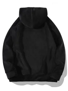 Achteraanzicht van een zwarte heren hoodie van oversized koraalfleece pluche