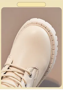 Nahaufnahme der Zehenpartie und Schnürsenkel beige Mikrofaser Mädchenstiefel