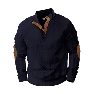 Detalle de sudadera para hombre con textura gofrada y coderas en color azul marino