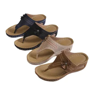 Bequeme Damen-Keilsandalen mit Zehensteg, erhältlich in Marine, Schwarz, Beige und Braun