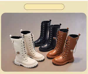 Modische hohe Lederstiefel für Mädchen mit Herzketten-Details in verschiedenen Farben