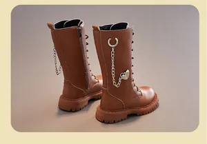 Detailansicht der braunen Mädchen-Stiefel mit dekorativen silbernen Herzketten.