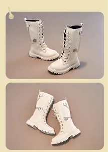 Elegante cremefarbene hohe Mädchenstiefel mit Herzkette und Profilsohle Detail
