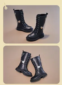 Modische schwarze lange Mädchenstiefel aus Mikrofaserleder mit Herz-Ketten-Detail