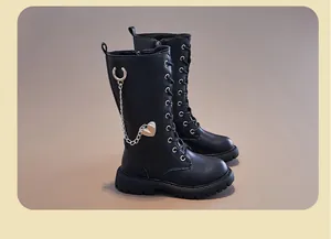 Detailansicht schwarzer Mädchenstiefel mit Herz-Ketten-Dekor und Schnürung vorne