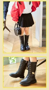Detailaufnahme schwarzer Schnürstiefel für Mädchen mit Metallkette und Herzanhänger