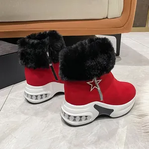 Detailansicht roter Winterstiefel mit schwarzem Kunstpelz und weißer Plateausohle