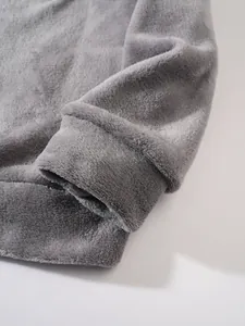 Macro-detailopname van de zachte grijze koraalvlies sweatshirt manchet en stoftextuur