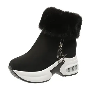 Seitenansicht schwarze Winterstiefel mit Pelzbesatz und Stern-Reißverschluss-Anhänger