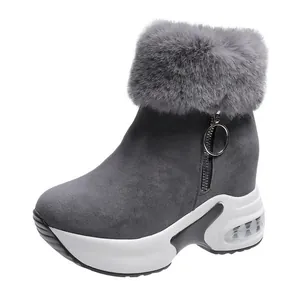 Detailansicht der grauen Schneestiefel mit Kunstpelzbesatz und dicker Plateausohle