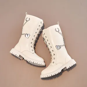 Modische cremefarbene mittelhohe Mädchenstiefel aus Leder mit silberner Herzchenkette