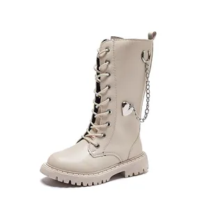 Modische beige hohe Stiefel für Mädchen mit Herzanhänger und silberner Kettendekoration