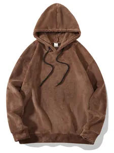 Gedetailleerd overzicht van de zachte bruine koraalfleece textuur van deze hoodie
