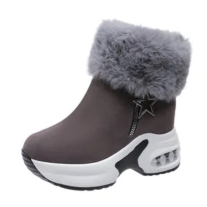 Detailansicht graue Schneestiefel mit Kunstpelz, weißer Plateausohle und Stern-Reißverschluss