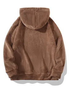 Achteraanzicht van een bruine heren oversized coral fleece hoodie met pluche textuur.