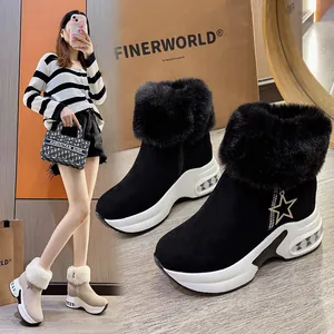 Schwarze Winter-Plateaustiefel mit dickem Kunstfellbesatz und einem Stern-Anhänger