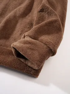 Detailopname van de zachte bruine koraalvlies manchetten van een fleece hoodie voor heren
