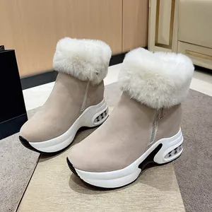 Moderne beige Plateau-Schneestiefel mit weißem Kunstpelzbesatz und Reißverschluss