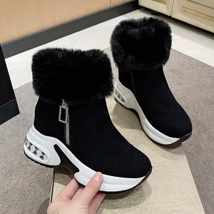 Detailansicht schwarzer Schneestiefel mit Kunstpelz, Plateausohle und warmem Futter