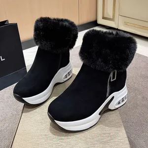 Schwarze Winter-Schneestiefel mit flauschigem Pelzbesatz und dicker weißer Plateausohle