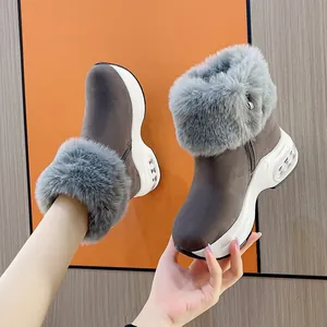 Stylische graue Winter-Schneestiefel mit dicken Plateausohlen und Kunstpelzbesatz