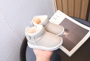 Primo piano di stivali invernali beige per bambini con fodera in morbido peluche.