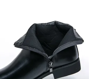 Détail de la botte Chelsea pour homme en cuir noir avec fermeture éclair latérale