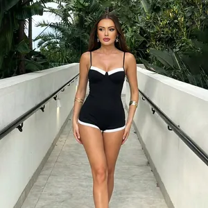 Photo d'un mannequin portant un combishort en tricot contrasté noir et blanc sexy