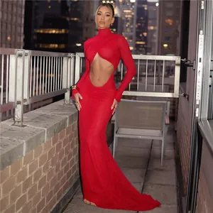 Vista detallada de un vestido rojo ajustado de cuello alto con corte sexy frontal