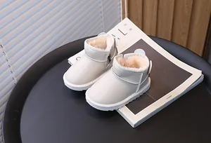 Dettaglio degli stivali invernali beige per bambini con fodera in peluche e cerniera