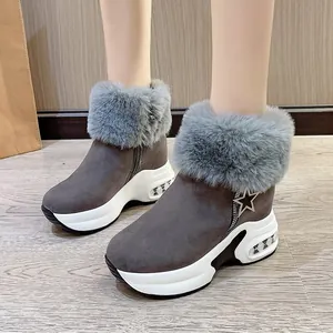 Detailansicht graue Winter-Schneestiefel mit Kunstpelzkragen und Stern-Reißverschluss