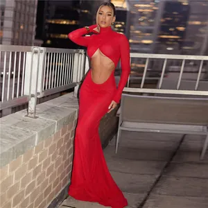 Vista detallada de un vestido largo rojo sexy con cuello alto, abertura en la cintura y manga larga