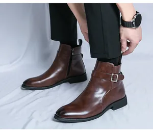 Gros plan de bottines Chelsea marron pour hommes avec fermeture éclair et boucle