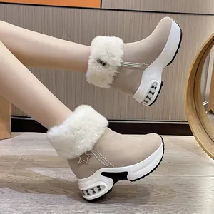 Seitenansicht beiger Wildleder-Winterstiefel mit weißem Kunstfellbesatz und Plateausohle.