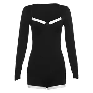 Vue de face de la combinaison en tricot à manches longues noire avec bordure blanche chic