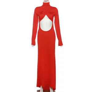 Vestido largo rojo de cuello alto y manga larga con detalle de abertura en la cintura, entallado.