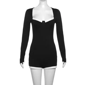 Détail de l'encolure en cœur avec bordure contrastée blanche sur ce body noir chic