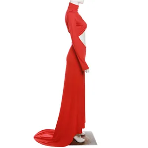 Vista lateral del vestido largo rojo de manga larga con cuello alto y aberturas