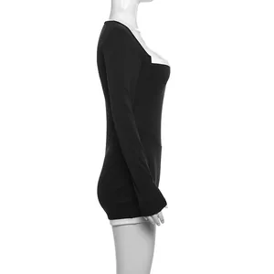Détail de profil latéral d'un body sexy en tricot à manches longues noir et blanc