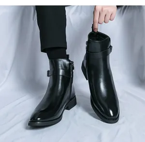 Détail de bottines Chelsea en cuir noir avec fermeture éclair latérale et boucle
