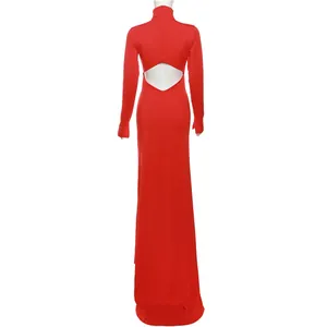 Elegante vestido largo rojo de cuello alto con manga larga y sexy detalle de espalda abierta.