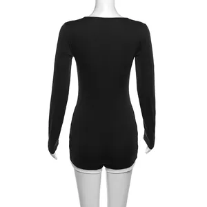 Vue détaillée montrant le profil arrière de ce body en tricot noir à manches longues