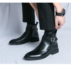 Vue détaillée de bottines Chelsea en cuir noir pour hommes avec boucle argentée élégante.