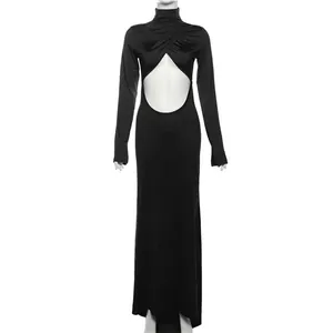 Elegante vestido largo negro de cuello alto con una sexy abertura en la cintura y manga