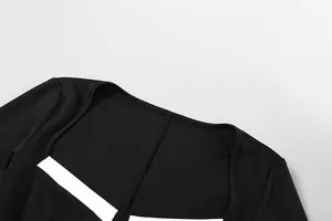 Gros plan de l'encolure carrée sur un body en maille bicolore noir et blanc