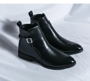 Vue détaillée de bottines Chelsea pour hommes en cuir noir avec boucle