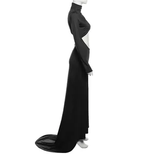 Vista lateral de un vestido largo negro de cuello alto con detalles de aberturas sexy.